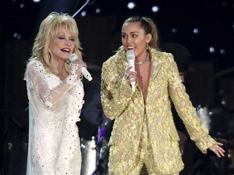 Wisc. school bans Dolly, Miley duet from class concert